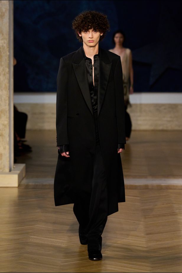 مجموعة ‏Fendi‏ للأزياء الراقية لخريف 2026.. الحرفية اليدوية تتحول إلى معجزة بصرية من ‏الدانتيل والتطريز