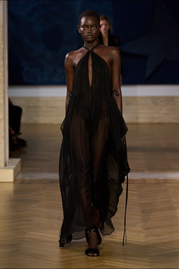 مجموعة ‏Fendi‏ للأزياء الراقية لخريف 2026.. الحرفية اليدوية تتحول إلى معجزة بصرية من ‏الدانتيل والتطريز