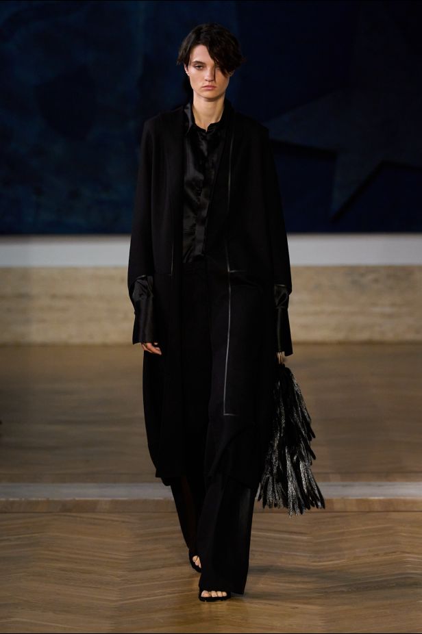 مجموعة ‏Fendi‏ للأزياء الراقية لخريف 2026.. الحرفية اليدوية تتحول إلى معجزة بصرية من ‏الدانتيل والتطريز