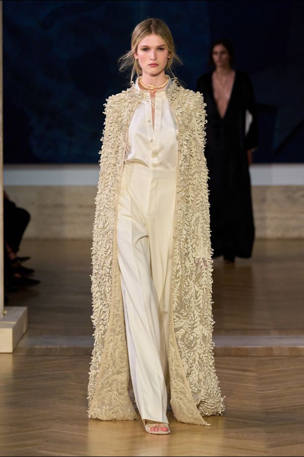 مجموعة ‏Fendi‏ للأزياء الراقية لخريف 2026.. الحرفية اليدوية تتحول إلى معجزة بصرية من ‏الدانتيل والتطريز