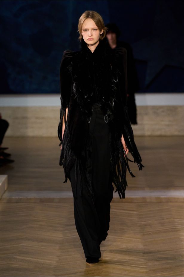 مجموعة ‏Fendi‏ للأزياء الراقية لخريف 2026.. الحرفية اليدوية تتحول إلى معجزة بصرية من ‏الدانتيل والتطريز