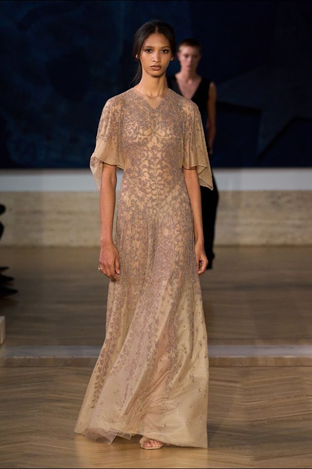 مجموعة ‏Fendi‏ للأزياء الراقية لخريف 2026.. الحرفية اليدوية تتحول إلى معجزة بصرية من ‏الدانتيل والتطريز