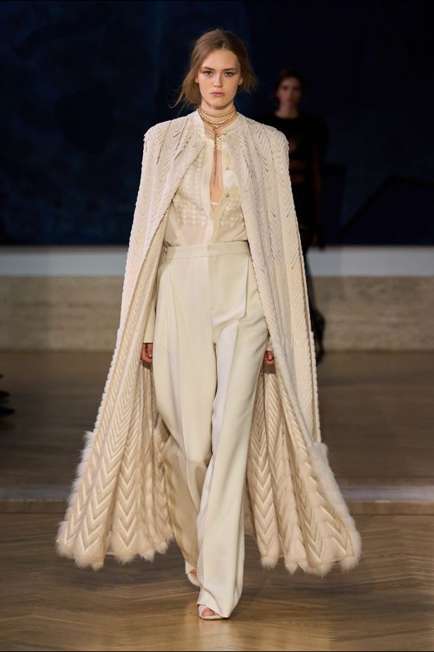 مجموعة ‏Fendi‏ للأزياء الراقية لخريف 2026.. الحرفية اليدوية تتحول إلى معجزة بصرية من ‏الدانتيل والتطريز