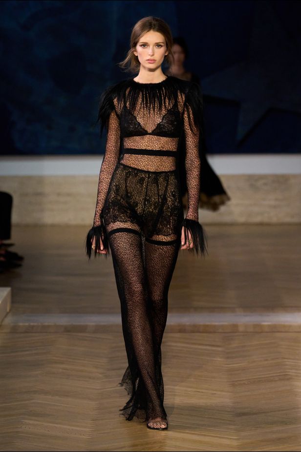 مجموعة ‏Fendi‏ للأزياء الراقية لخريف 2026.. الحرفية اليدوية تتحول إلى معجزة بصرية من ‏الدانتيل والتطريز