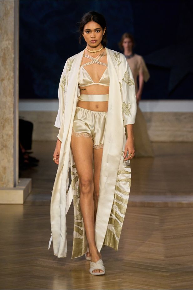 مجموعة ‏Fendi‏ للأزياء الراقية لخريف 2026.. الحرفية اليدوية تتحول إلى معجزة بصرية من ‏الدانتيل والتطريز