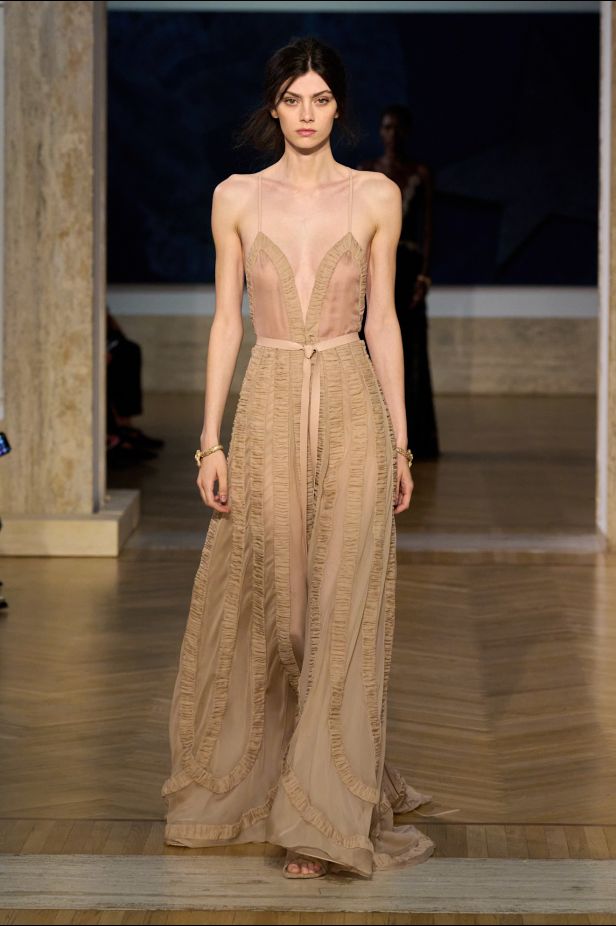 مجموعة ‏Fendi‏ للأزياء الراقية لخريف 2026.. الحرفية اليدوية تتحول إلى معجزة بصرية من ‏الدانتيل والتطريز