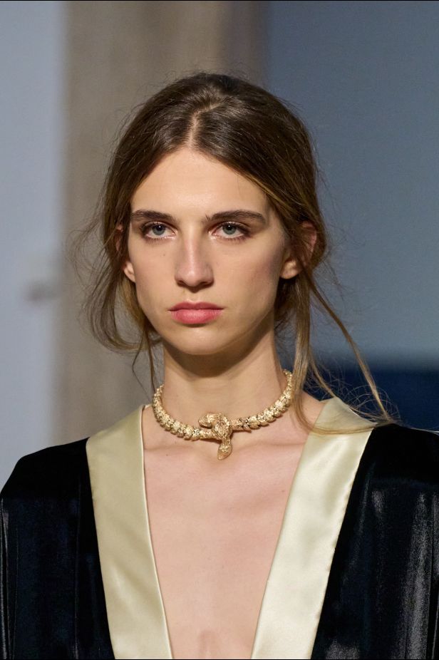 مجموعة ‏Fendi‏ للأزياء الراقية لخريف 2026.. الحرفية اليدوية تتحول إلى معجزة بصرية من ‏الدانتيل والتطريز