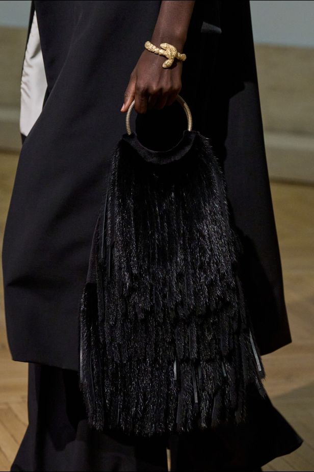 مجموعة ‏Fendi‏ للأزياء الراقية لخريف 2026.. الحرفية اليدوية تتحول إلى معجزة بصرية من ‏الدانتيل والتطريز
