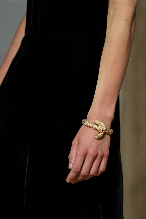 مجموعة ‏Fendi‏ للأزياء الراقية لخريف 2026.. الحرفية اليدوية تتحول إلى معجزة بصرية من ‏الدانتيل والتطريز