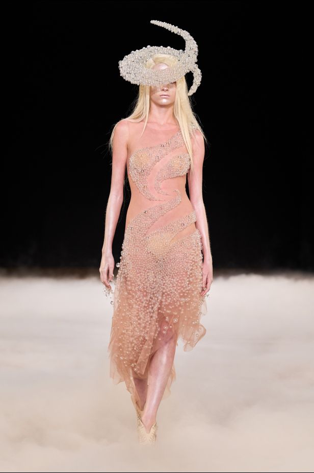 مجموعة ‏Iris Van Herpen‏... 15 عاماً من الثورة الحرفية وفستان صاغه البرق