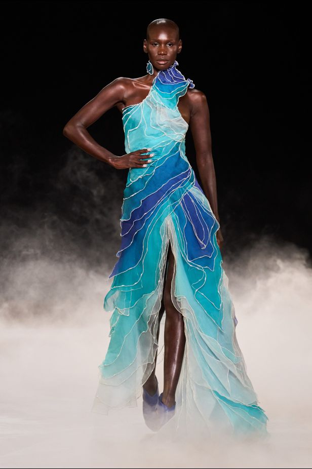 مجموعة ‏Iris Van Herpen‏... 15 عاماً من الثورة الحرفية وفستان صاغه البرق