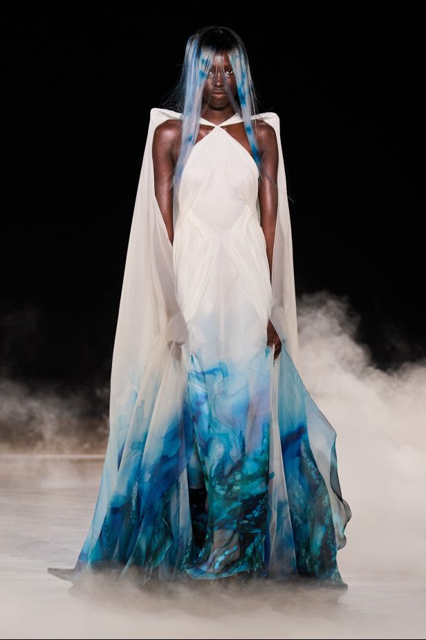 مجموعة ‏Iris Van Herpen‏... 15 عاماً من الثورة الحرفية وفستان صاغه البرق