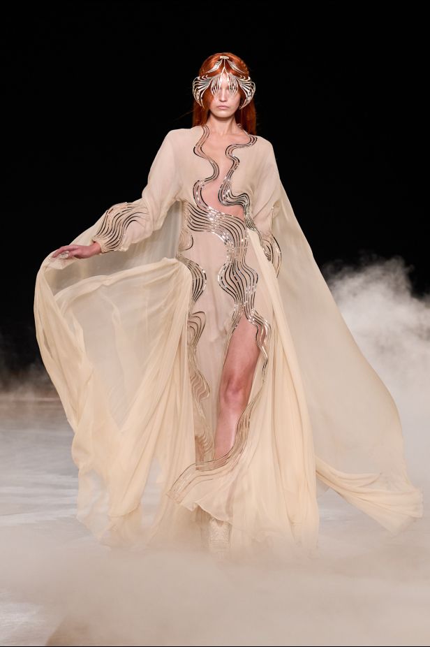 مجموعة ‏Iris Van Herpen‏... 15 عاماً من الثورة الحرفية وفستان صاغه البرق