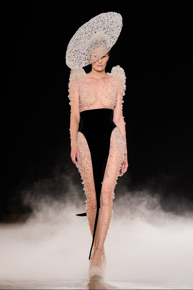 مجموعة ‏Iris Van Herpen‏... 15 عاماً من الثورة الحرفية وفستان صاغه البرق