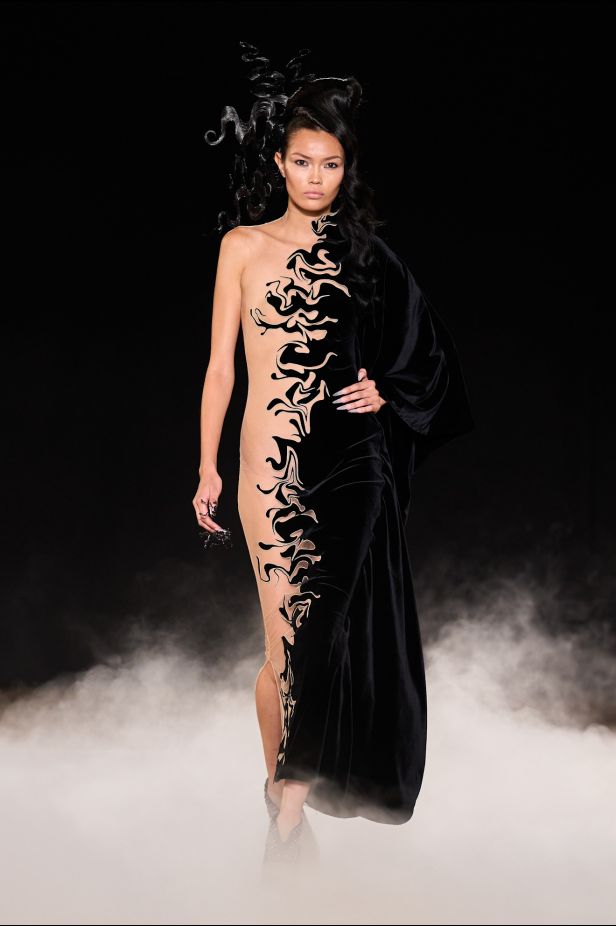 مجموعة ‏Iris Van Herpen‏... 15 عاماً من الثورة الحرفية وفستان صاغه البرق