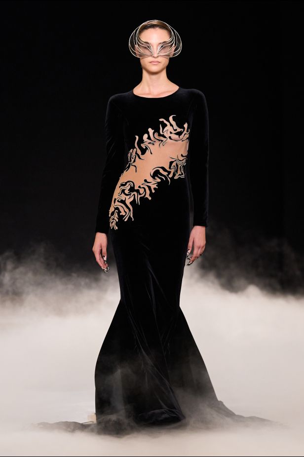 مجموعة ‏Iris Van Herpen‏... 15 عاماً من الثورة الحرفية وفستان صاغه البرق