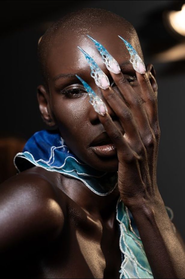 مجموعة ‏Iris Van Herpen‏... 15 عاماً من الثورة الحرفية وفستان صاغه البرق