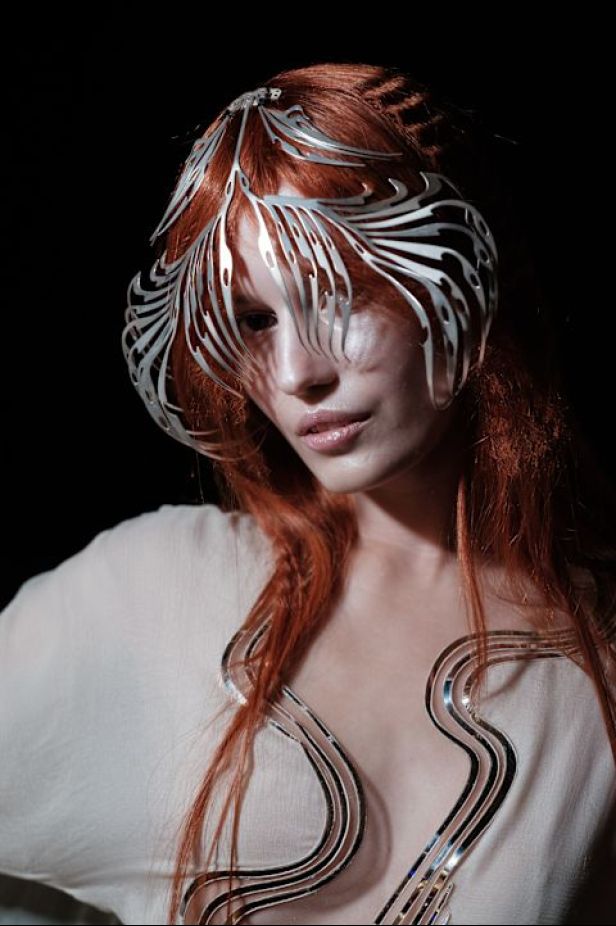 مجموعة ‏Iris Van Herpen‏... 15 عاماً من الثورة الحرفية وفستان صاغه البرق