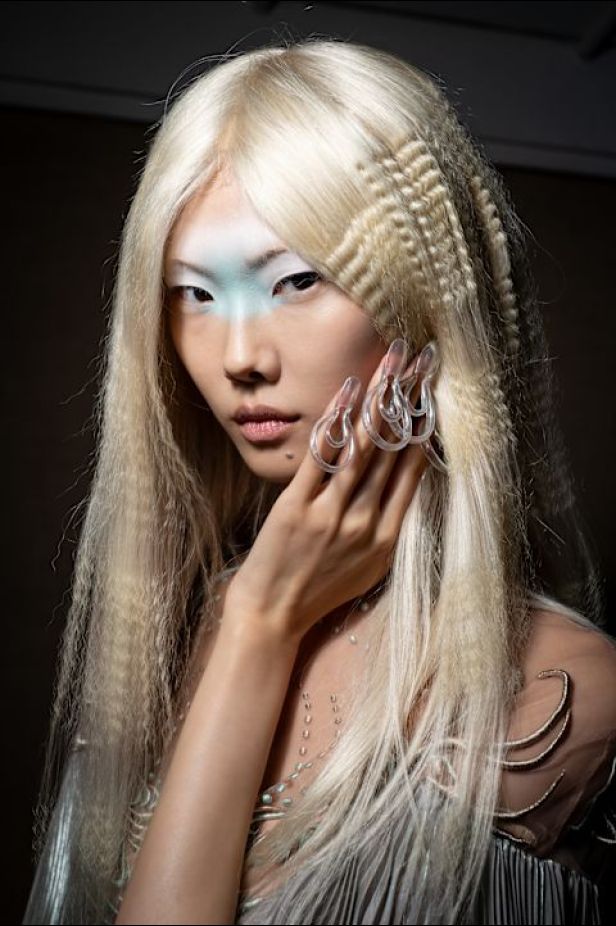 مجموعة ‏Iris Van Herpen‏... 15 عاماً من الثورة الحرفية وفستان صاغه البرق