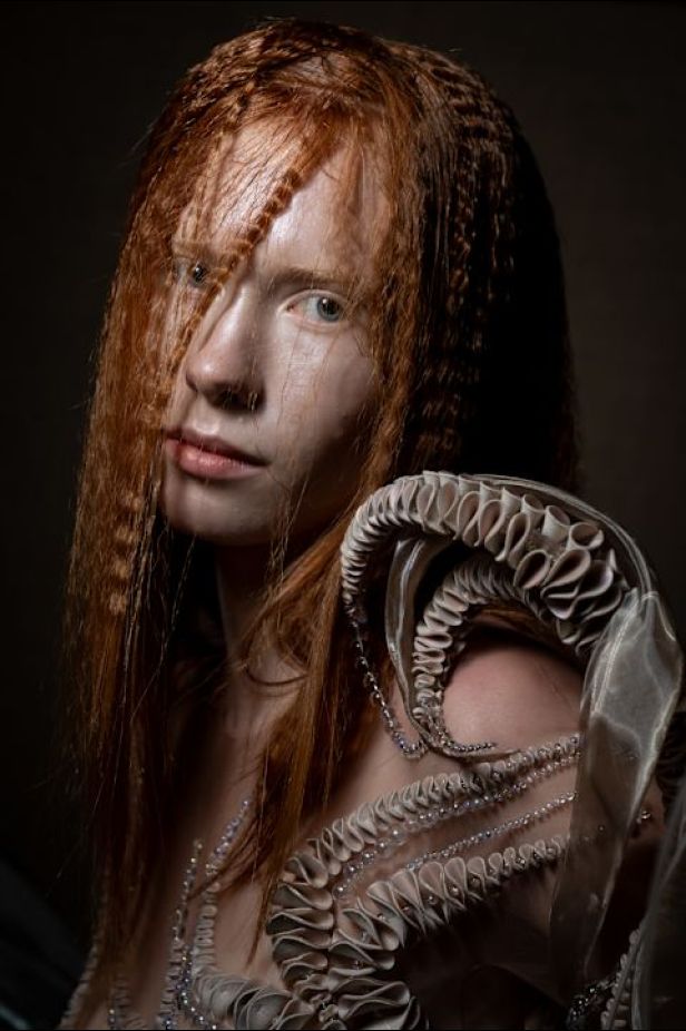 مجموعة ‏Iris Van Herpen‏... 15 عاماً من الثورة الحرفية وفستان صاغه البرق