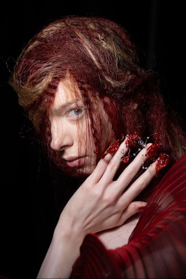 مجموعة ‏Iris Van Herpen‏... 15 عاماً من الثورة الحرفية وفستان صاغه البرق