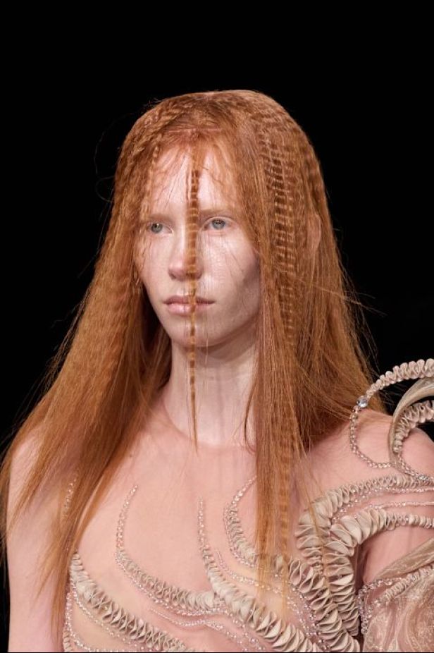 مجموعة ‏Iris Van Herpen‏... 15 عاماً من الثورة الحرفية وفستان صاغه البرق