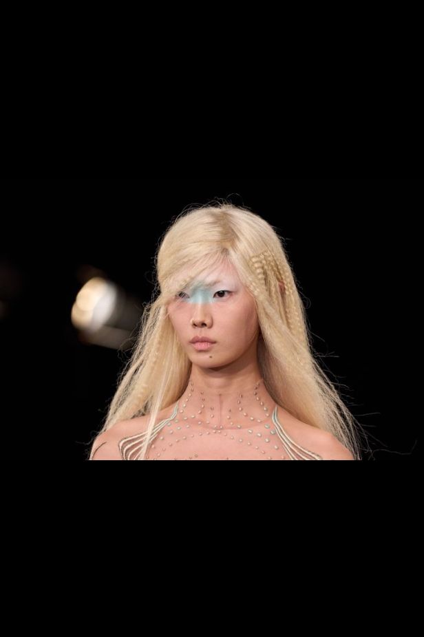 مجموعة ‏Iris Van Herpen‏... 15 عاماً من الثورة الحرفية وفستان صاغه البرق