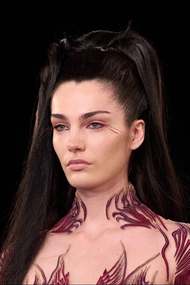 مجموعة ‏Iris Van Herpen‏... 15 عاماً من الثورة الحرفية وفستان صاغه البرق