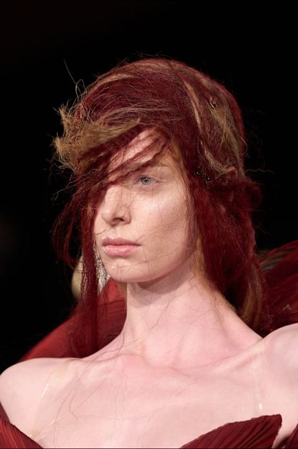 مجموعة ‏Iris Van Herpen‏... 15 عاماً من الثورة الحرفية وفستان صاغه البرق