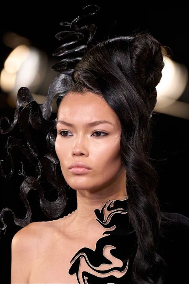 مجموعة ‏Iris Van Herpen‏... 15 عاماً من الثورة الحرفية وفستان صاغه البرق