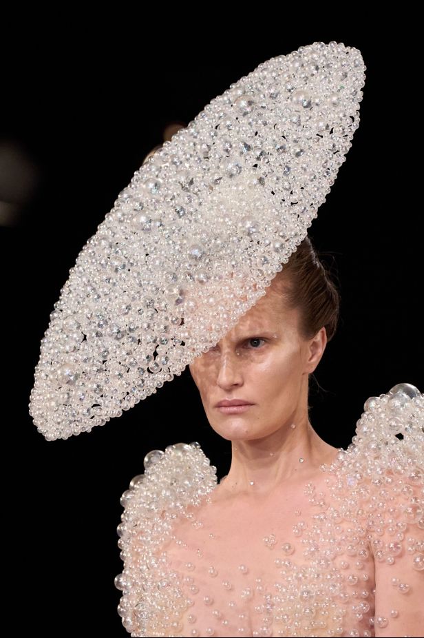 مجموعة ‏Iris Van Herpen‏... 15 عاماً من الثورة الحرفية وفستان صاغه البرق