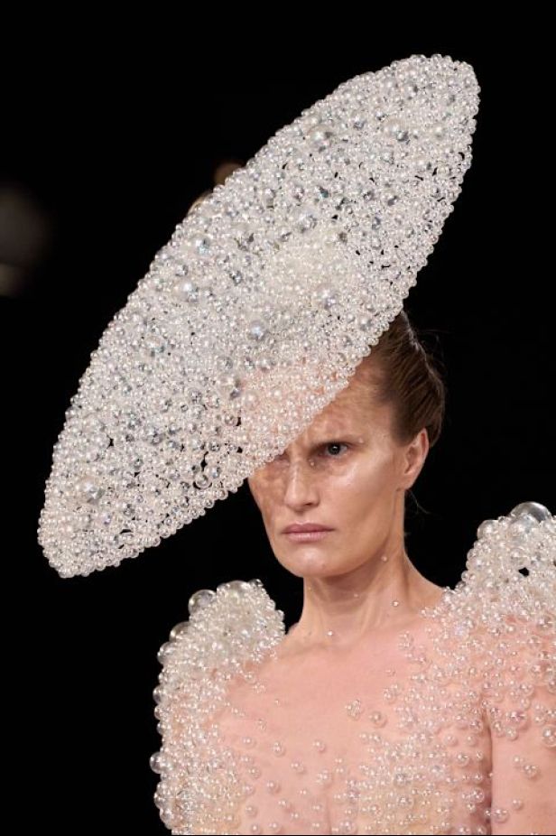 مجموعة ‏Iris Van Herpen‏... 15 عاماً من الثورة الحرفية وفستان صاغه البرق