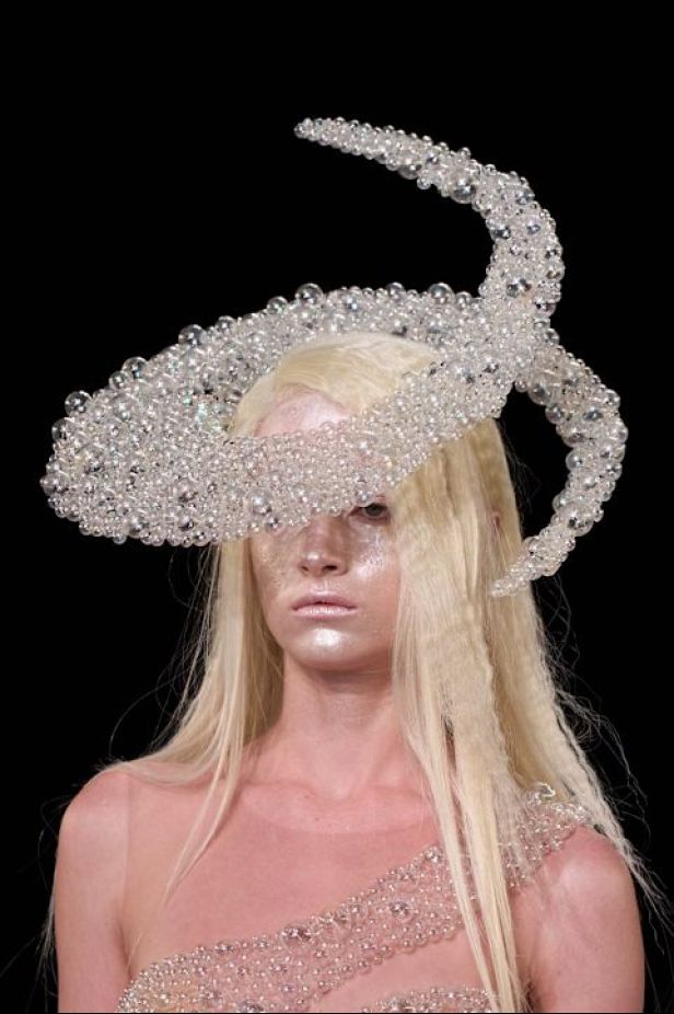 مجموعة ‏Iris Van Herpen‏... 15 عاماً من الثورة الحرفية وفستان صاغه البرق