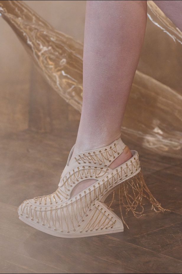 مجموعة ‏Iris Van Herpen‏... 15 عاماً من الثورة الحرفية وفستان صاغه البرق