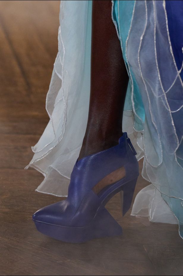 مجموعة ‏Iris Van Herpen‏... 15 عاماً من الثورة الحرفية وفستان صاغه البرق