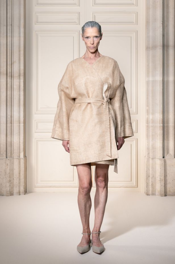 مجموعة ‏Viktor&Rolf‏ الراقية لخريف وشتاء 2027-2026.. عرض مسرحي يروي صراع البذخ والتقشف