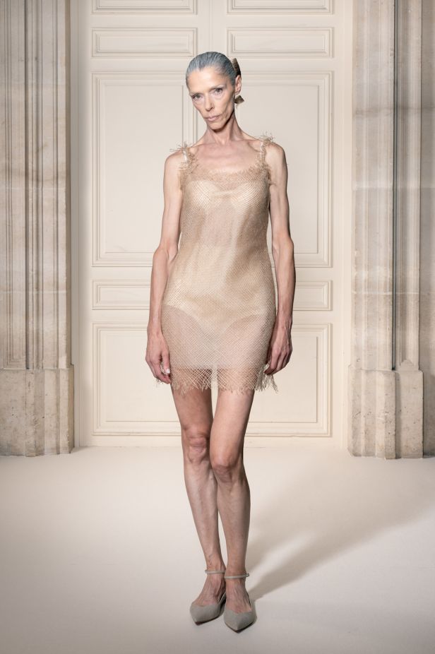 مجموعة ‏Viktor&Rolf‏ الراقية لخريف وشتاء 2027-2026.. عرض مسرحي يروي صراع البذخ والتقشف