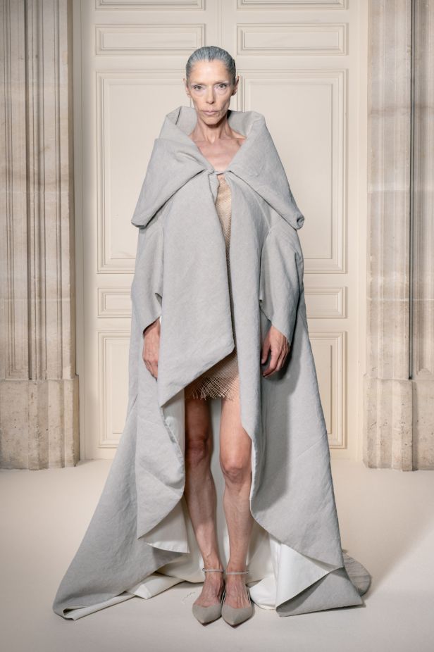 مجموعة ‏Viktor&Rolf‏ الراقية لخريف وشتاء 2027-2026.. عرض مسرحي يروي صراع البذخ والتقشف