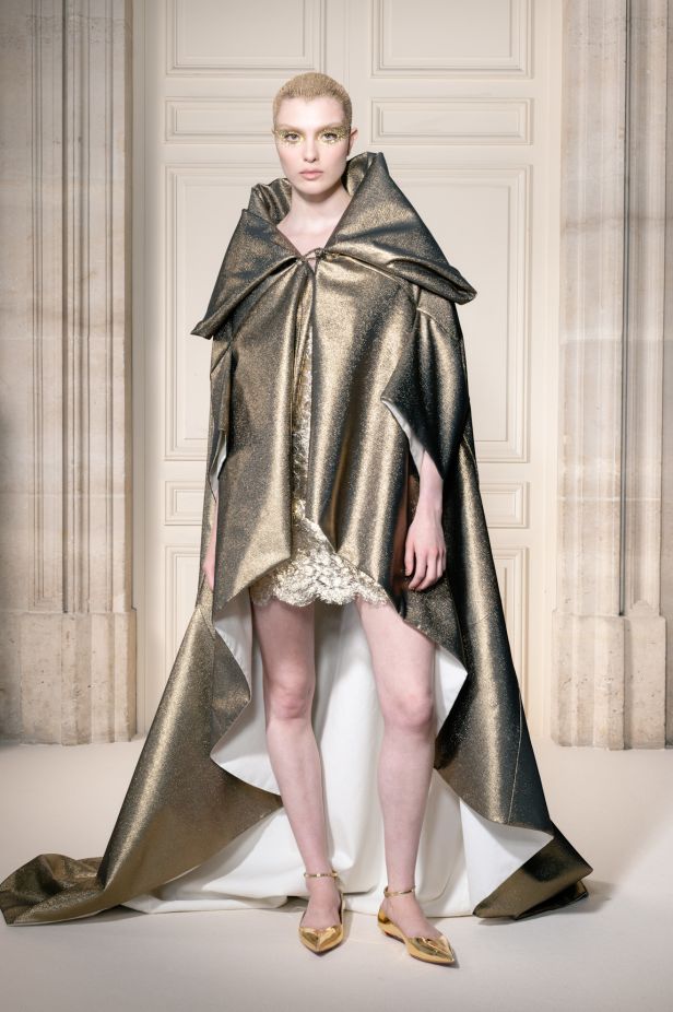 مجموعة ‏Viktor&Rolf‏ الراقية لخريف وشتاء 2027-2026.. عرض مسرحي يروي صراع البذخ والتقشف