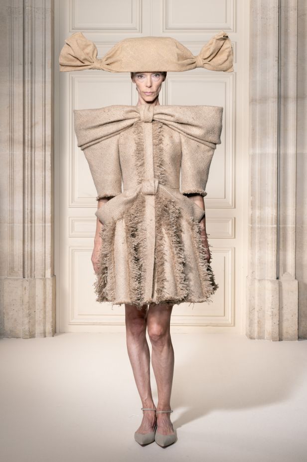مجموعة ‏Viktor&Rolf‏ الراقية لخريف وشتاء 2027-2026.. عرض مسرحي يروي صراع البذخ والتقشف