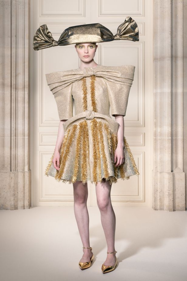 مجموعة ‏Viktor&Rolf‏ الراقية لخريف وشتاء 2027-2026.. عرض مسرحي يروي صراع البذخ والتقشف