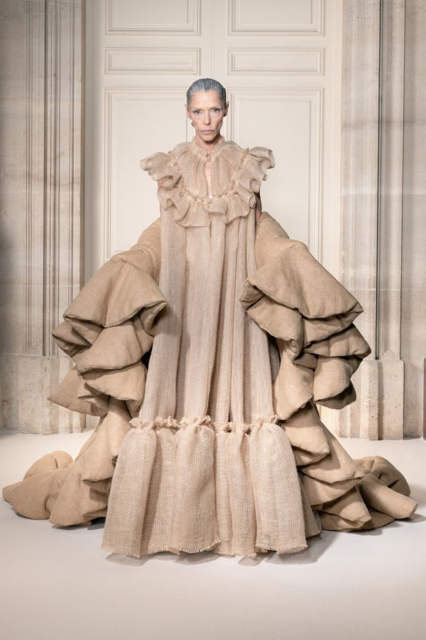 مجموعة ‏Viktor&Rolf‏ الراقية لخريف وشتاء 2027-2026.. عرض مسرحي يروي صراع البذخ والتقشف