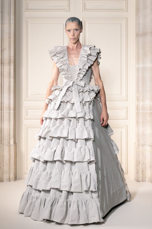 مجموعة ‏Viktor&Rolf‏ الراقية لخريف وشتاء 2027-2026.. عرض مسرحي يروي صراع البذخ والتقشف