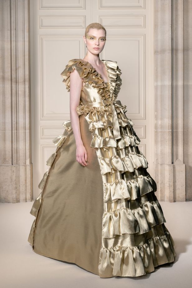 مجموعة ‏Viktor&Rolf‏ الراقية لخريف وشتاء 2027-2026.. عرض مسرحي يروي صراع البذخ والتقشف