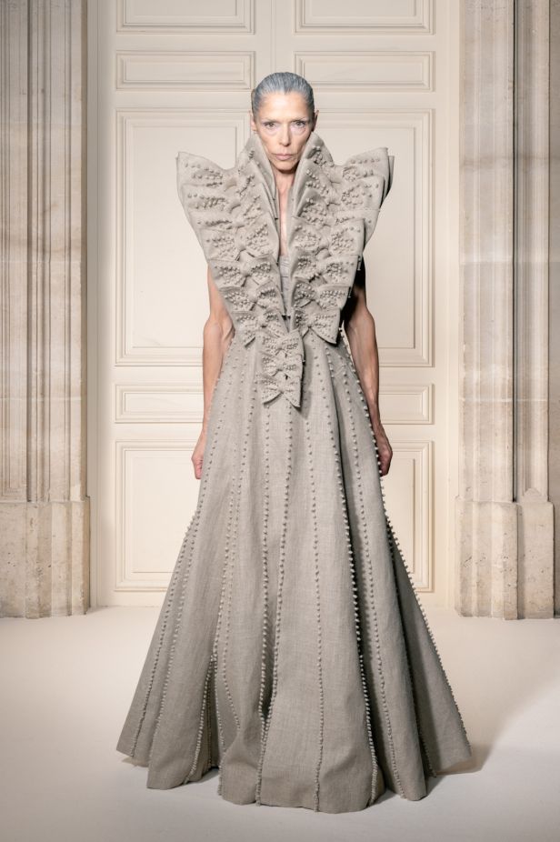 مجموعة ‏Viktor&Rolf‏ الراقية لخريف وشتاء 2027-2026.. عرض مسرحي يروي صراع البذخ والتقشف