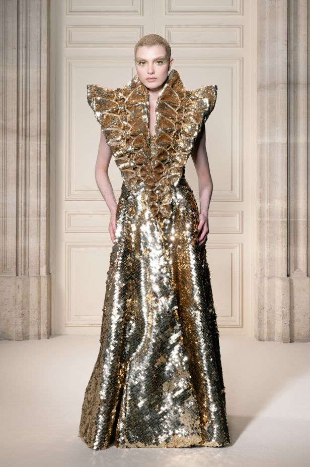 مجموعة ‏Viktor&Rolf‏ الراقية لخريف وشتاء 2027-2026.. عرض مسرحي يروي صراع البذخ والتقشف