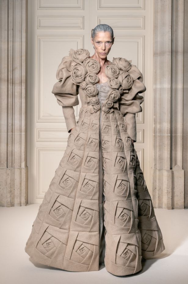مجموعة ‏Viktor&Rolf‏ الراقية لخريف وشتاء 2027-2026.. عرض مسرحي يروي صراع البذخ والتقشف