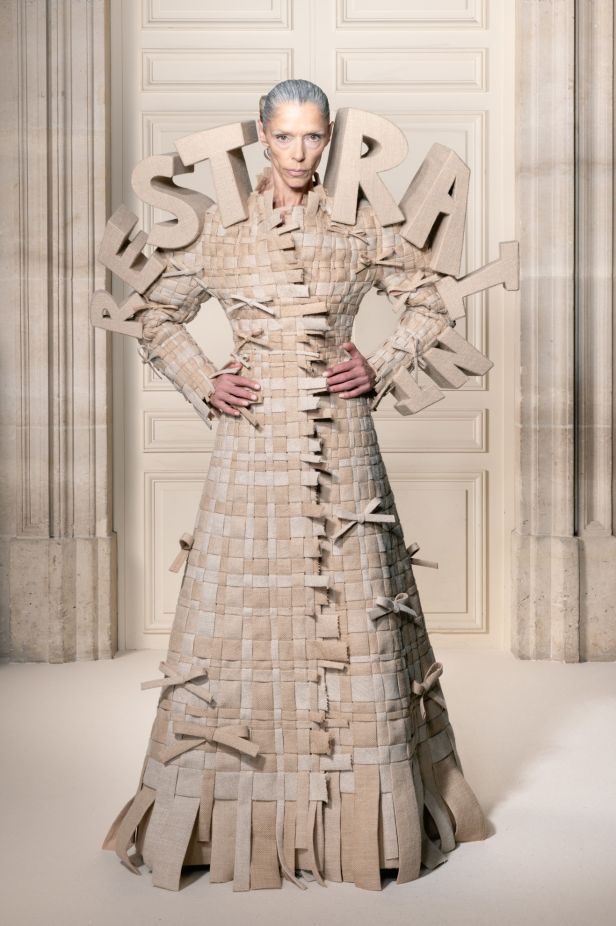 مجموعة ‏Viktor&Rolf‏ الراقية لخريف وشتاء 2027-2026.. عرض مسرحي يروي صراع البذخ والتقشف