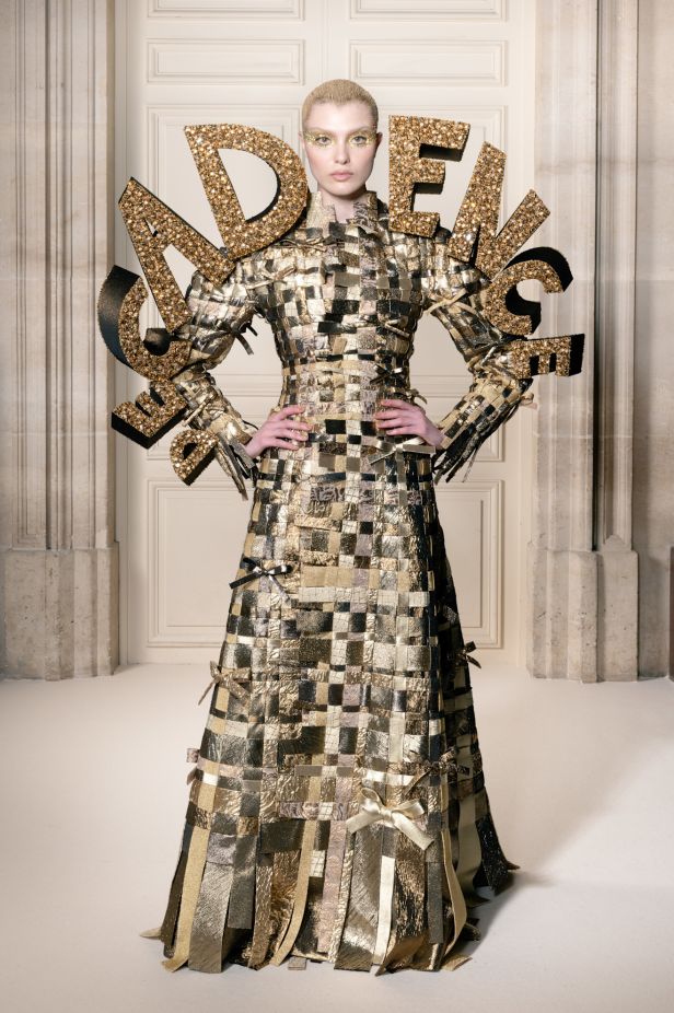 مجموعة ‏Viktor&Rolf‏ الراقية لخريف وشتاء 2027-2026.. عرض مسرحي يروي صراع البذخ والتقشف