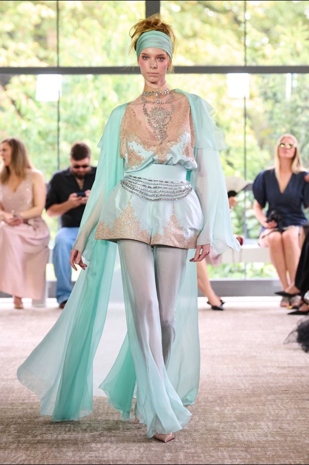 حكايات الأنوثة بين التاريخ والخيال في مجموعة  Yanina Couture خريف وشتاء 2026 للأزياء الراقية 